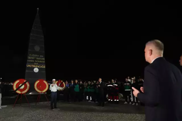 26 yıldır dinmeyen acı! Marmara Depremi'nin yıl dönümünde hayatını kaybedenler anıldı