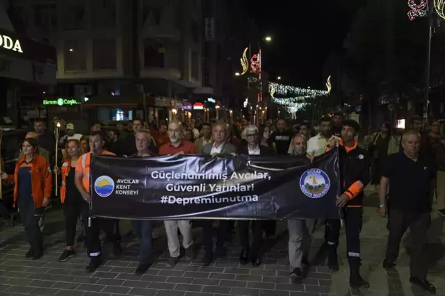 26 yıldır dinmeyen acı! Marmara Depremi'nin yıl dönümünde hayatını kaybedenler anıldı