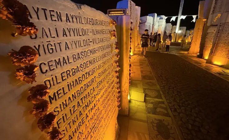 26 yıldır dinmeyen acı! Marmara Depremi’nin yıl dönümünde hayatını kaybedenler anıldı