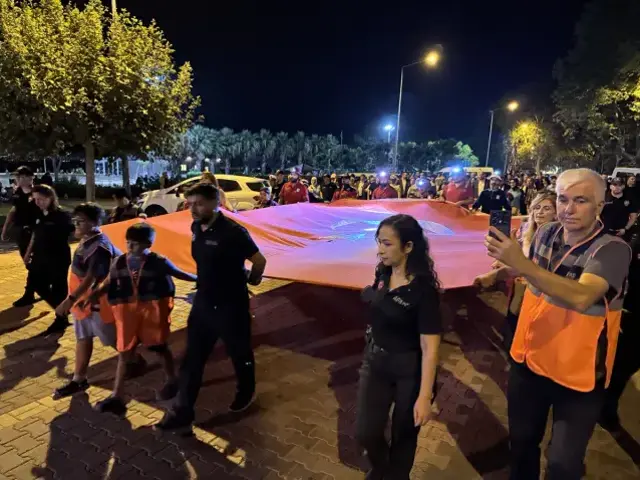 26 yıldır dinmeyen acı! Marmara Depremi'nin yıl dönümünde hayatını kaybedenler anıldı