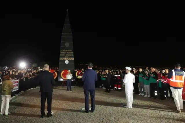 26 yıldır dinmeyen acı! Marmara Depremi'nin yıl dönümünde hayatını kaybedenler anıldı