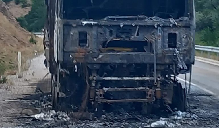 Gümüşhane’de Korkutan Yangın: Çekici Alevlere Teslim Oldu