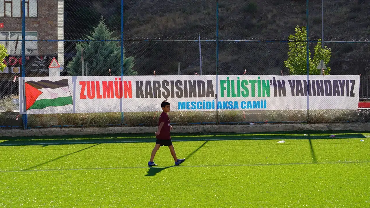 7656-gumushanede-camiden-sahaya-futbol-turnuvasi-sona-erdi