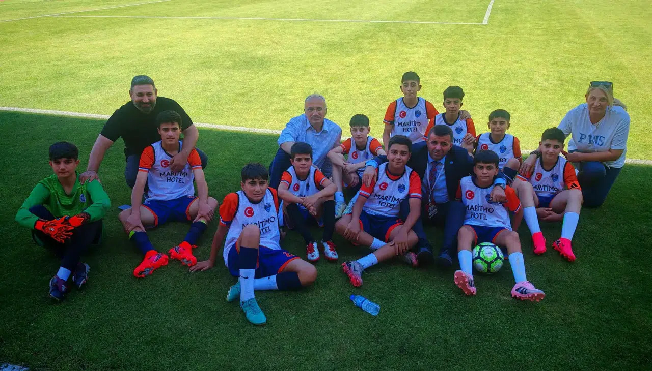 9464-uyafa-baskani-necati-alcik-sporla-buyuyen-nesiller-gelecegin-teminatidir