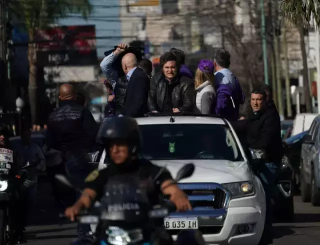 Arjantin Devlet Başkanı Milei'nin konvoyuna taşlı saldırı