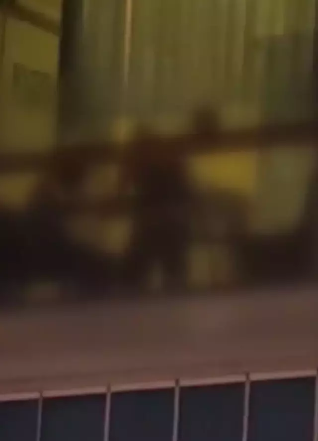 Balkonda kimseye aldırış etmeden uyuşturucu madde kullandılar