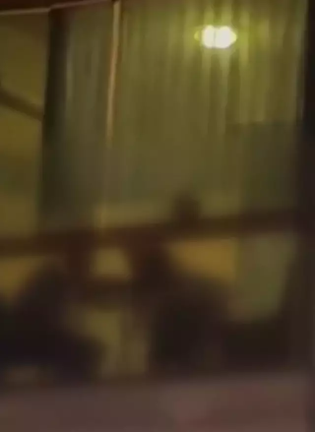 Balkonda kimseye aldırış etmeden uyuşturucu madde kullandılar