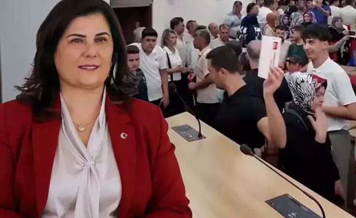 Çerçioğlu gerilimi sürüyor! Belediye meclis salonuna girip CHP logolu kartları yere attılar