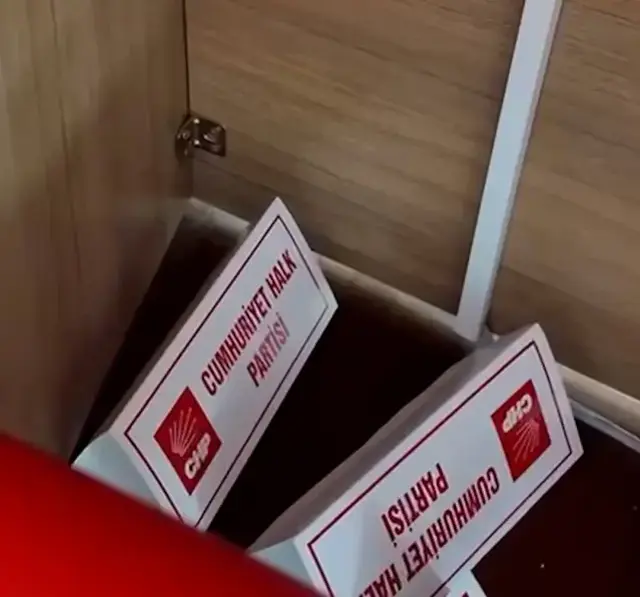 Çerçioğlu gerilimi sürüyor! Belediye meclis salonuna girip CHP logolu kartları yere attılar