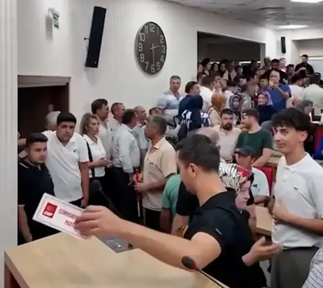 Çerçioğlu gerilimi sürüyor! Belediye meclis salonuna girip CHP logolu kartları yere attılar