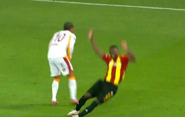 Galatasaray'ın golünden önce faul var mı? İşte ünlü yorumcuların görüşleri