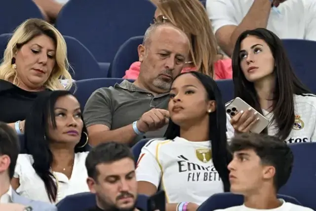 Gözünü bir an olsun ayırmadı! İlk 11'de sahaya çıkan Arda Güler'e sevgili sürprizi