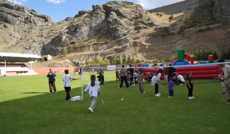 Gümüşhane’de Çocuk Şenliği Renkli Görüntülere Sahne Oldu