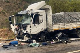 313-gumushanede-kamyonlar-kafa-kafaya-carpisti-1-agir-yarali-1