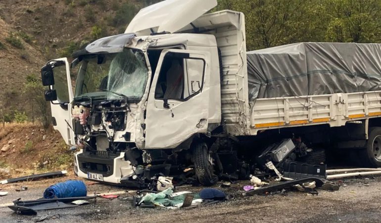 Gümüşhane’de Kamyonlar Kafa Kafaya Çarpıştı: 1 Sürücü Ağır Yaralandı