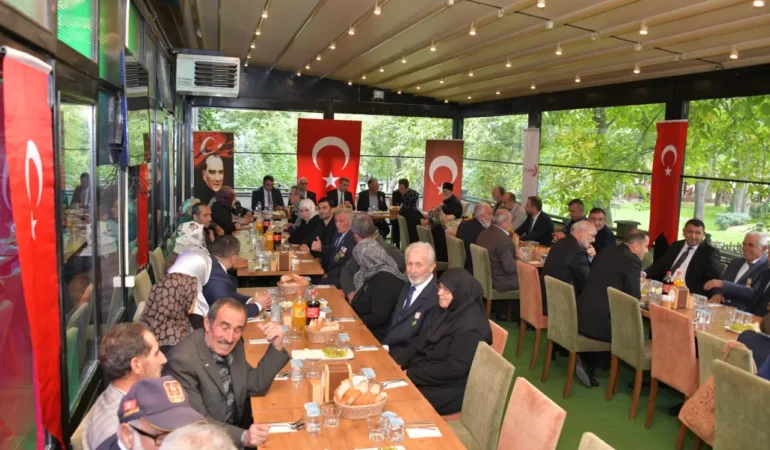 Gümüşhane’de Gaziler Günü Onuruna Anlamlı Yemek Programı