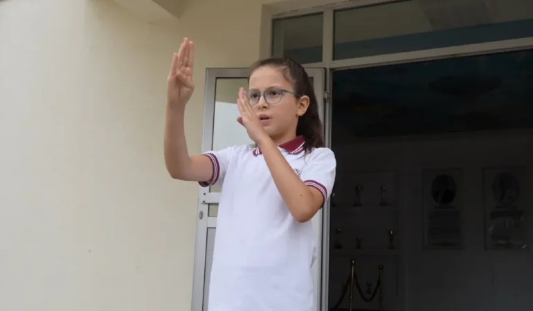 Gümüşhane’de 9 Yaşındaki Buğlem, İstiklal Marşı’nı İşaret Diliyle Okuyarak Farkındalık Yaratıyor