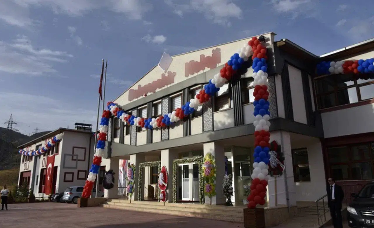 8163-akademi-baska-ile-mi-kaydiriliyor