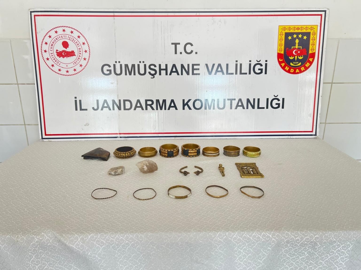 GÜMÜŞHANE'DE TARİHİ ESER OPERASYONUNDA ÇOK SAYIDA OBJE ELE GEÇİRİLDİ
