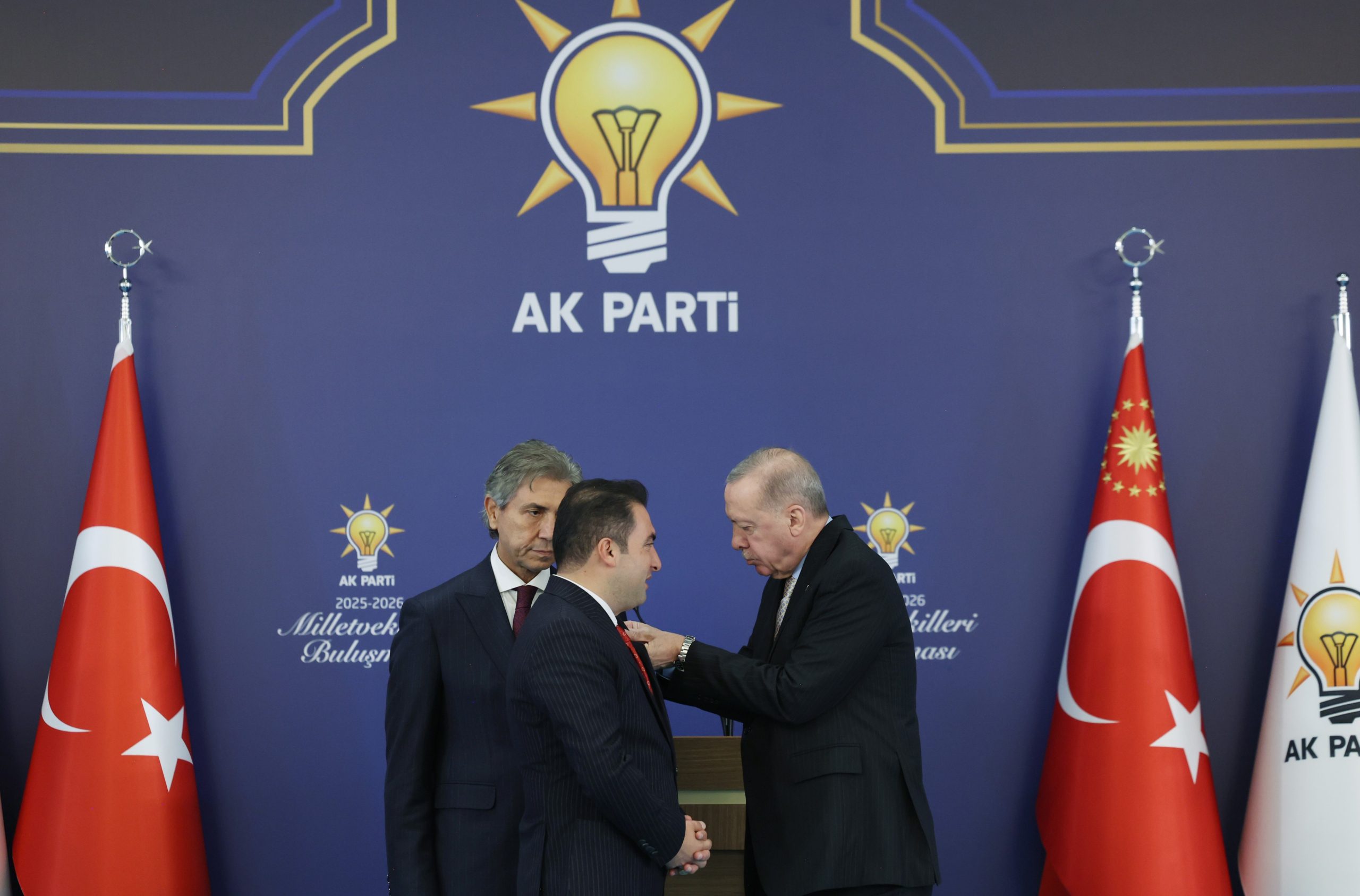 CUMHURBAŞKANI ERDOĞAN: "TRUMP'IN BARIŞ ÇABALARINA AKTİF DESTEK VEREREK BÖLGEMİZİ SIKIŞTIĞI BU CENDEREDEN SÜRATLE ÇIKARMAK İSTİYORUZ" CUMHURBAŞKANI RECEP TAYYİP ERDOĞAN: "ŞU ANDA BARIŞA GİDEN YOLUN ÖNÜNDEKİ EN BÜYÜK ENGEL İSRAİL'İN SALDIRILARIDIR" "GAZZE'Yİ DEVASA BİR ENKAZ YIĞININA ÇEVİRDİLER" "24 YILDIR PARTİMİZİN ARKASINDA DAĞ GİBİ DURAN AZİZ MİLLETİMİZİN BİZATİHİ TA KENDİSİDİR" "BELEDİYELERE YÖNELİK İNANCIN RESTORE EDİLMESİ ŞARTTIR" "YÜREĞİN YETİYORSA ŞİMDİ DE SU BİDONUYLA KÜRSÜYE ÇIKSANA" "TÜRK DEMOKRASİSİNİ SİVİL DAMGALI YENİ BİR ANAYASAYLA TAÇLANDIRMA İRADEMİZ BAKİDİR" "SİYASETTE DÜŞMAN YOKTUR" "TERÖRSÜZ TÜRKİYE SÜRECİNİ SABIR VE SAMİMİYETLE DEVAM ETTİRİYORUZ"