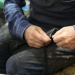 YAĞIŞLAR BAŞLADI, AYAKKABI TAMİRCİLERİNİN YÜZÜ GÜLDÜ 50 YILLIK USTA 10 YILDIR ÇIRAK BULAMIYOR