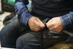 YAĞIŞLAR BAŞLADI, AYAKKABI TAMİRCİLERİNİN YÜZÜ GÜLDÜ 50 YILLIK USTA 10 YILDIR ÇIRAK BULAMIYOR