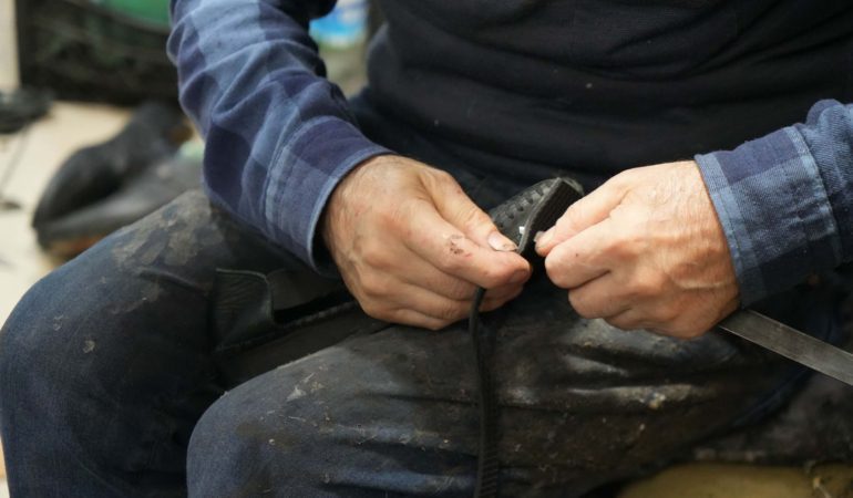 HAVALAR SOĞUDU AYAKKABI TAMİRCİLERİN YÜZÜ GÜLMEYE BAŞLADI