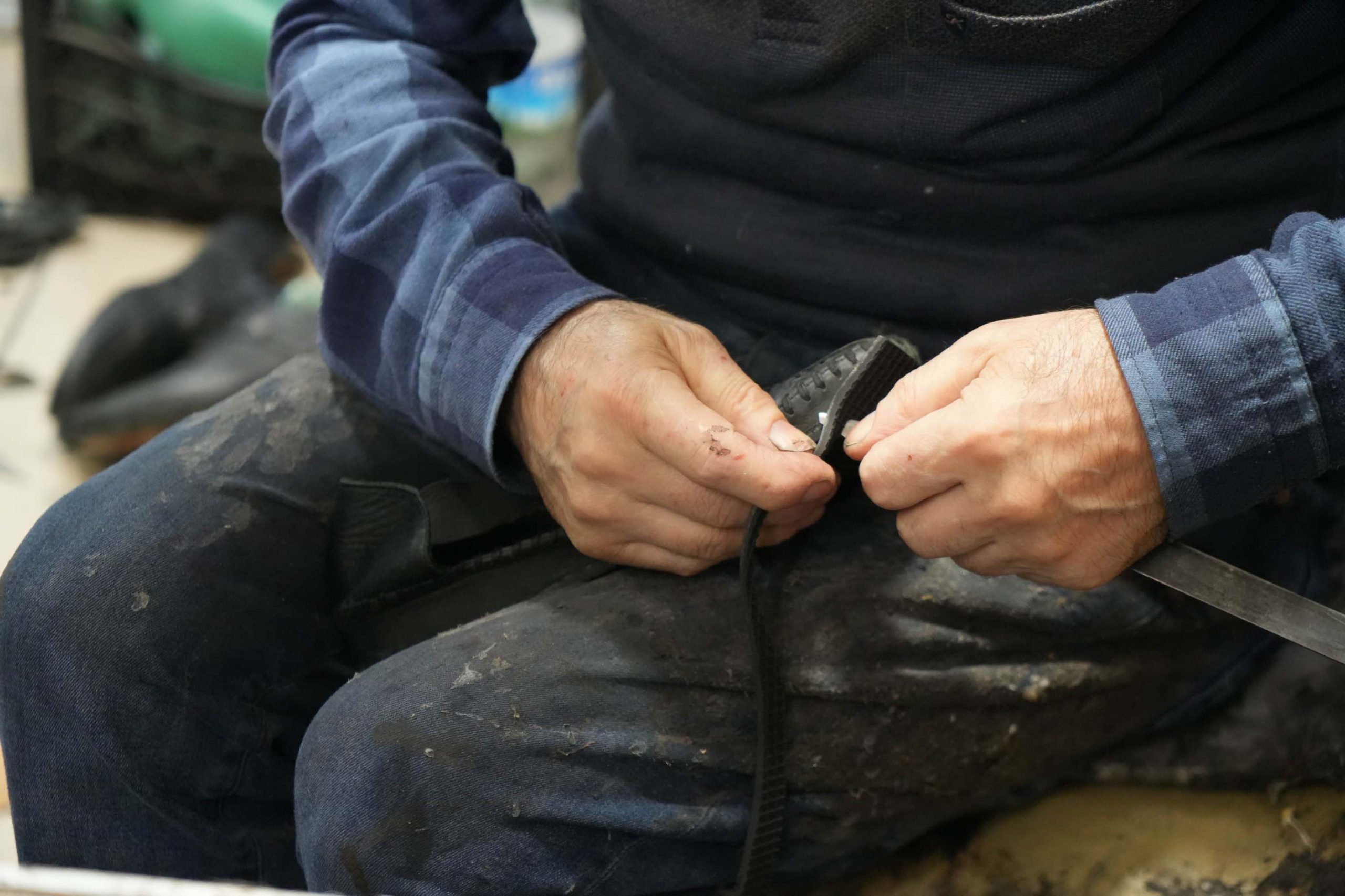 YAĞIŞLAR BAŞLADI, AYAKKABI TAMİRCİLERİNİN YÜZÜ GÜLDÜ 50 YILLIK USTA 10 YILDIR ÇIRAK BULAMIYOR