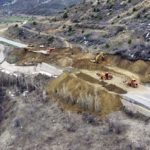 GÜMÜŞHANE-ERZİNCAN KARAYOLUNDAKİ HEYELAN BÖLGESİNDE ÇALIŞMALAR SÜRÜYOR GÜMÜŞHANE-ERZİNCAN YOLUNDAKİ HEYELAN BÖLGESİNE 328 FORE KAZIK ÇAKILACAK