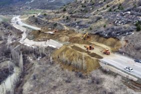 GÜMÜŞHANE-ERZİNCAN KARAYOLUNDAKİ HEYELAN BÖLGESİNDE ÇALIŞMALAR SÜRÜYOR GÜMÜŞHANE-ERZİNCAN YOLUNDAKİ HEYELAN BÖLGESİNE 328 FORE KAZIK ÇAKILACAK