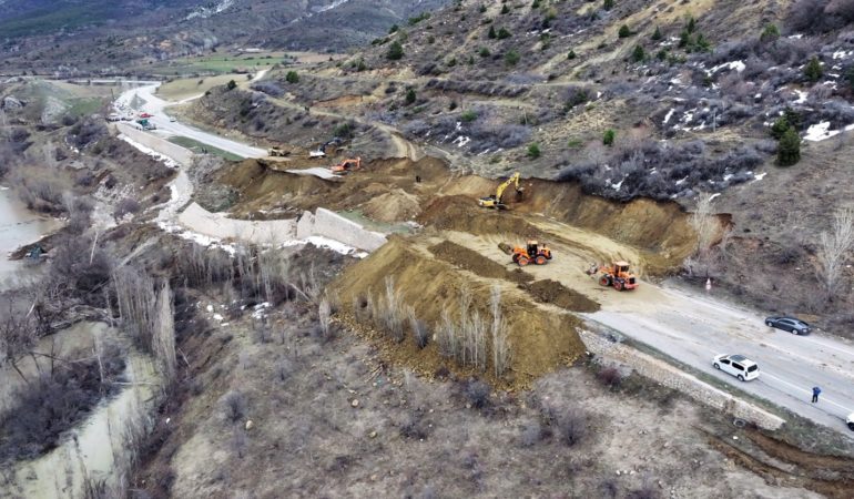Heyelan bölgesinde çalışmalar sürüyor