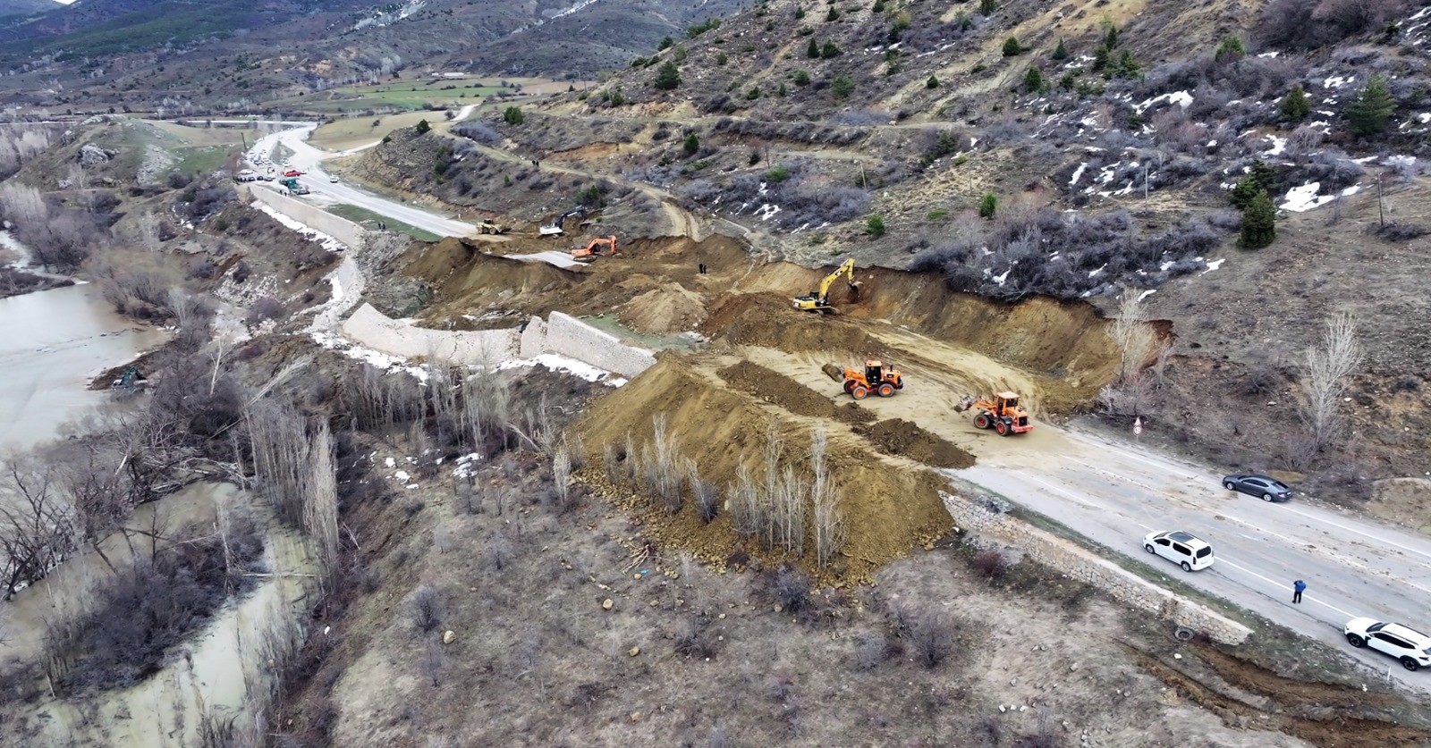 GÜMÜŞHANE-ERZİNCAN KARAYOLUNDAKİ HEYELAN BÖLGESİNDE ÇALIŞMALAR SÜRÜYOR GÜMÜŞHANE-ERZİNCAN YOLUNDAKİ HEYELAN BÖLGESİNE 328 FORE KAZIK ÇAKILACAK