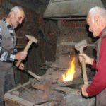 BABALARINDAN KALAN OCAĞI SÖNDÜRMÜYORLAR BİR ASIRLIK DEMİRCİLİK MİRASINI KARDEŞLER SÜRDÜRÜYOR