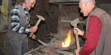 BABALARINDAN KALAN OCAĞI SÖNDÜRMÜYORLAR BİR ASIRLIK DEMİRCİLİK MİRASINI KARDEŞLER SÜRDÜRÜYOR