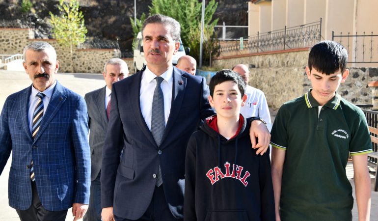 VALİ BARUŞ’TAN ÖĞRENCİ VE ÖĞRETMENLERE HAYAL VE HEDEF VURGUSU