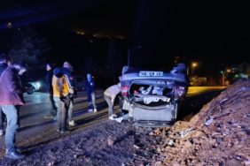 YOLA DÜŞEN KAYALARDAN KAÇAN OTOMOBİL TAKLA ATTI: 2 YARALI