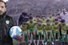 HEM BAŞKAN HEM ANTRENÖR HEM DE KALECİ GÜMÜŞHANE'DE AMATÖR LİGDE MÜCADELE EDEN TEKKESPOR KULÜBÜ'NÜN BAŞKANI OGÜN ALKAN, TAKIMIN HEM ALT YAPI ANTRENÖRLÜĞÜNÜ HEM DE KALECİLİĞİNİ YAPIYOR