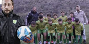 HEM BAŞKAN HEM ANTRENÖR HEM DE KALECİ GÜMÜŞHANE'DE AMATÖR LİGDE MÜCADELE EDEN TEKKESPOR KULÜBÜ'NÜN BAŞKANI OGÜN ALKAN, TAKIMIN HEM ALT YAPI ANTRENÖRLÜĞÜNÜ HEM DE KALECİLİĞİNİ YAPIYOR