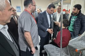 VALİ BARUŞ, ZEHİRLENME ŞÜPHESİYLE HASTANEYE KALDIRILAN ÖĞRENCİLERİ ZİYARET ETTİ