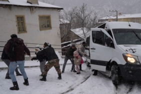 GÜMÜŞHANE'DE KAR ESARETİ İÇİ ÖĞRENCİ DOLU SERVİS MİNİBÜSÜ BUZLU YOL NEDENİYLE KONTROLDEN ÇIKARKEN, MİNİBÜS BAŞKA BİR ARACA ÇARPARAK DURABİLDİ