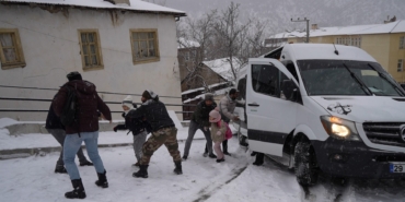 GÜMÜŞHANE'DE KAR ESARETİ İÇİ ÖĞRENCİ DOLU SERVİS MİNİBÜSÜ BUZLU YOL NEDENİYLE KONTROLDEN ÇIKARKEN, MİNİBÜS BAŞKA BİR ARACA ÇARPARAK DURABİLDİ