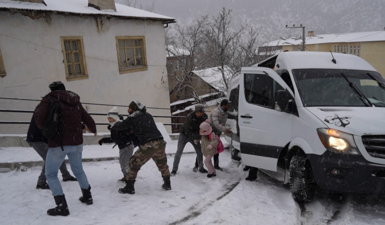 Yoğun Kar ve Buzlanma Gümüşhane’yi Felç Etti. Kar Öncesi Önlem Alındı Denmişti