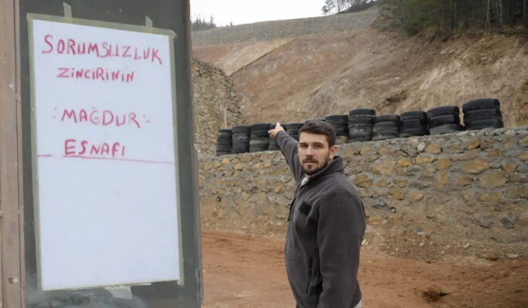 Yeni yapılan istinat duvarları da çatladı