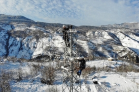 ÇORUH EDAŞ, YOĞUN KAR YAĞIŞINDA KESİNTİSİZ ENERJİ İÇİN SAHADA