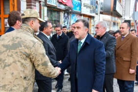 YILLARDIR BİTİRİLEMEYEN BAYBURT-GÜMÜŞHANE HAVALİMANI İÇİN İKİ İLİN VALİSİ BİR ARAYA GELDİ: 2026'DA TAMAMLANMASI HEDEFLENİYOR