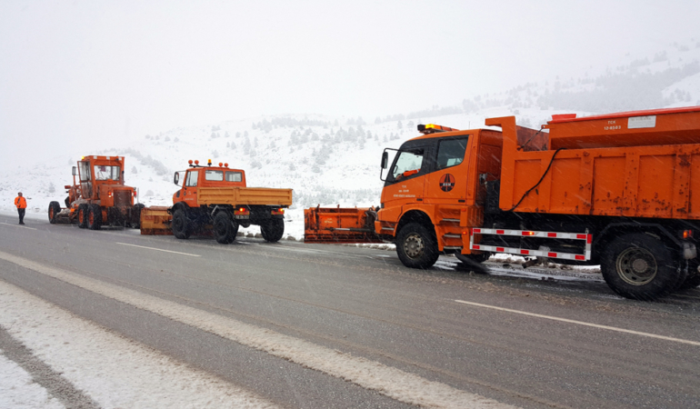 Erzincan-Sivas ve Gümüşhane yolunda kar çilesi