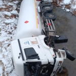 GÜMÜŞHANE'DE LPG YÜKLÜ TANKER DERE YATAĞINA DEVRİLDİ: 1 YARALI