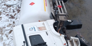 GÜMÜŞHANE'DE LPG YÜKLÜ TANKER DERE YATAĞINA DEVRİLDİ: 1 YARALI