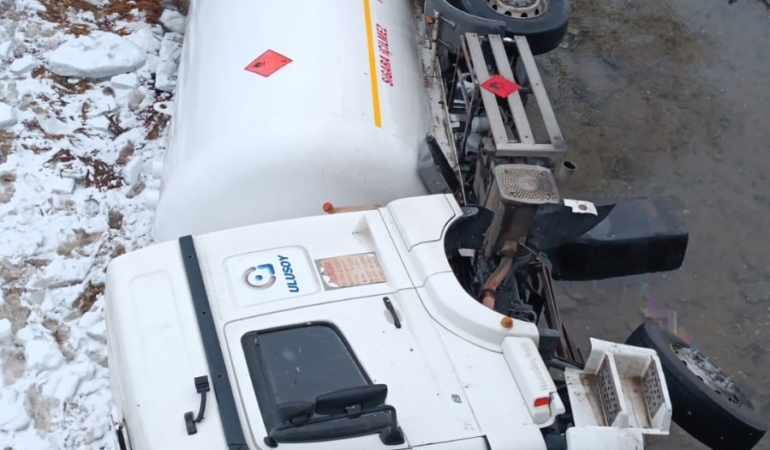 Buzlanan Yolda LPG Yüklü Tanker Dere Yatağına Devrildi