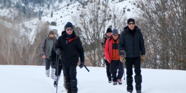 GÜMÜŞHANE'DE BEYAZ YOLCULUK: DAĞCILAR KAR ÜSTÜNDE BULUŞTU KUŞADASI'NDAN GÜMÜŞHANE'YE GELEREK YÜRÜYÜŞE KATILAN NURETTİN BAŞAK: "BURASI DAHA BERRAK, GÜZEL, DAHA EL DEĞMEMİŞ, DAHA İNSANSIZ. BURADA HARİKA BİR DOĞA, HARİKA KAR VAR"